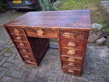 Vintage bureau beschikbaar voor biedingen
