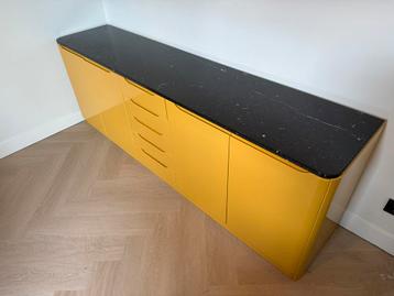 Gave retro kast met natuursteen blad (oker/mosterd) beschikbaar voor biedingen