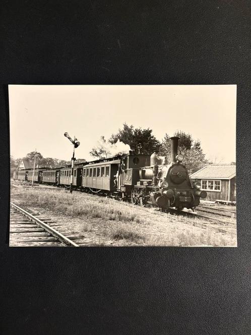Grote foto stoomlocomotief NS 7742 te Alkmaar (1955), Verzamelen, Spoorwegen en Tramwegen, Gebruikt, Trein, Ophalen of Verzenden