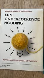 Maaike van den Herik - Een onderzoekende houding, Boeken, Maaike van den Herik; Arnout Schuitema, Ophalen of Verzenden, Zo goed als nieuw