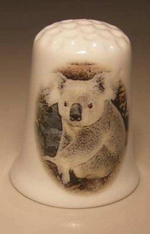 Koala beer op een foto vingerhoedje, Verzamelen, Vingerhoedjes, Nieuw, Nederland, Porselein, Ophalen of Verzenden