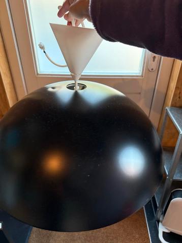 Zwarte bolvormige hanglamp beschikbaar voor biedingen