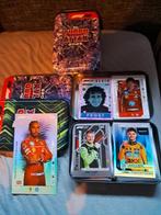 Topps Turbo Attax 2025 kaarten. 2 blikken vol! Zie tekst., Hobby en Vrije tijd, Verzamelkaartspellen | Overige, Ophalen of Verzenden