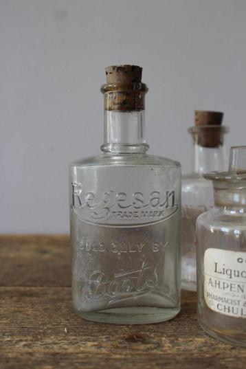 Oud brocante flesje Regesan Boots *Pronck & Praal* beschikbaar voor biedingen