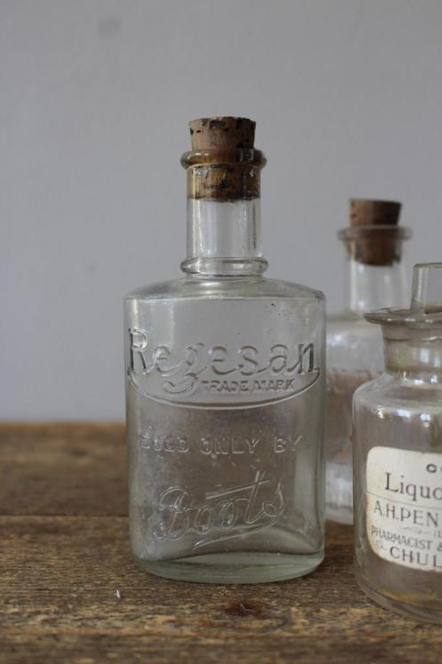Oud brocante flesje Regesan Boots *Pronck & Praal*, Antiek en Kunst, Curiosa en Brocante, Ophalen of Verzenden
