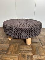 Grof gehaakte poef met houten poten, Ophalen, Zo goed als nieuw, Rond, 50 tot 75 cm