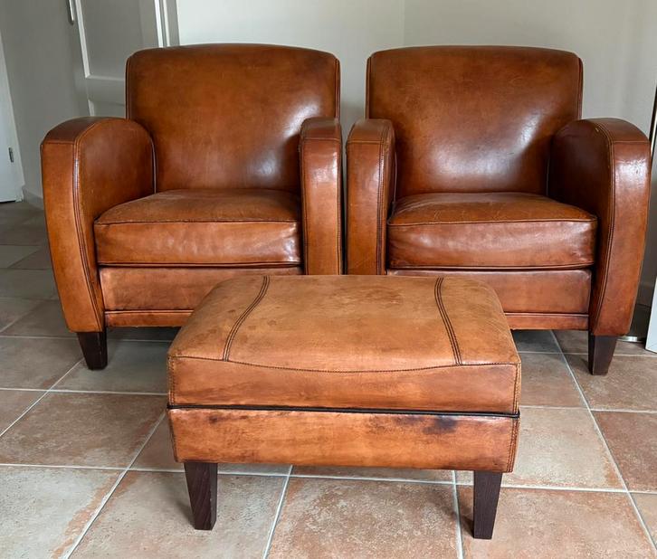 Set: Twee Vintage Schapenleren Fauteuils + voetenbankje, Huis en Inrichting, Fauteuils, Gebruikt, Leer, 75 tot 100 cm, Ophalen