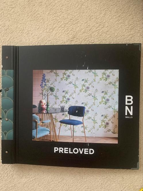 Boek met stalen van behang.10 euro, Huis en Inrichting, Stoffering | Behang, Ophalen of Verzenden