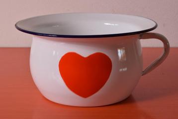 Retro vintage emaille pispot met decor van hartjes beschikbaar voor biedingen