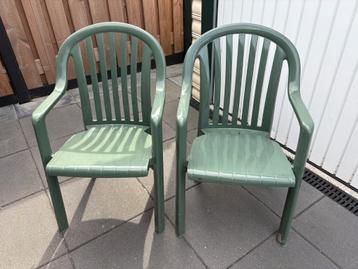 2 groene tuinstoelen 90 cm hoog  beschikbaar voor biedingen