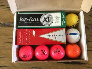 Golfbal pak met diverse golfballen. beschikbaar voor biedingen