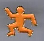 Rennend mannetje oranje PIN ( BLAD5_513 ), Verzenden, Nieuw, Figuurtje, Speldje of Pin