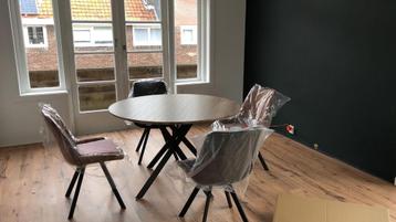 Moderne Ronde eettafel met zwarte x poten beschikbaar voor biedingen