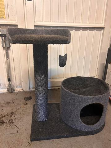 Kattenkrabpaal met ligplek beschikbaar voor biedingen