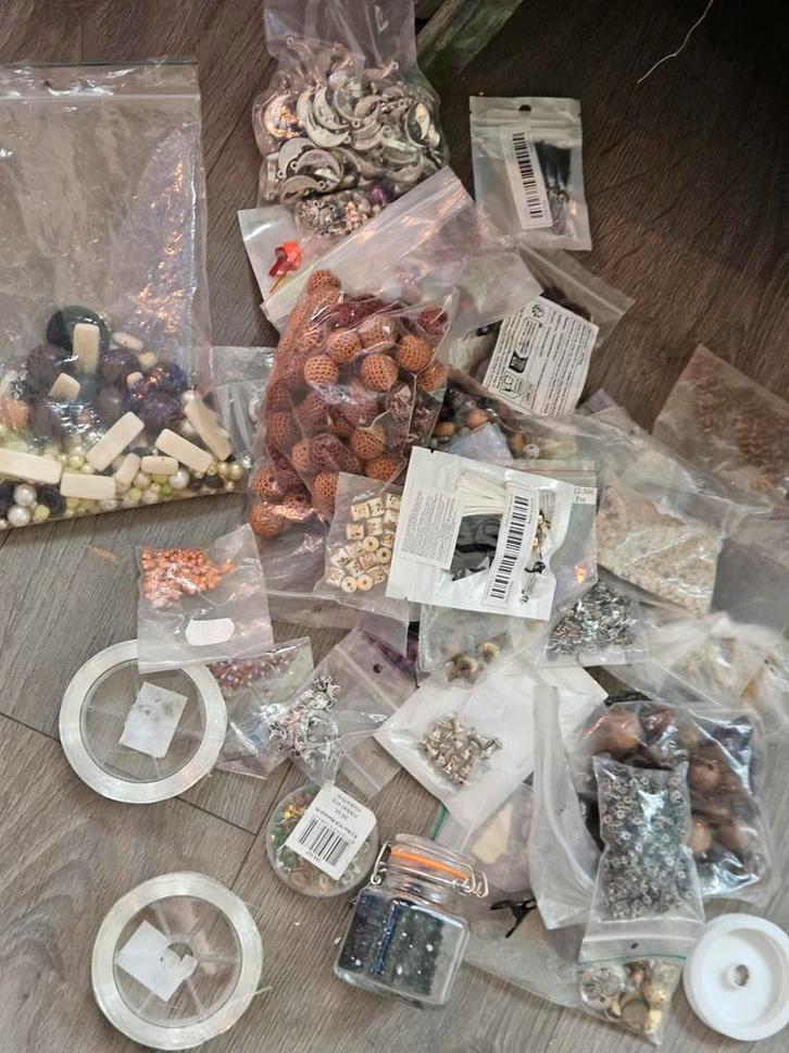 Grote Partij Diverse Kralen en Bedels, Hobby en Vrije tijd, Kralen en Sieraden maken, Gebruikt, Bedel, Ophalen of Verzenden