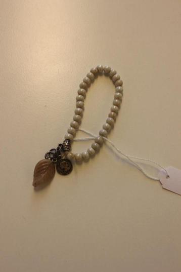 Parelmoerkleurig armbandje beschikbaar voor biedingen