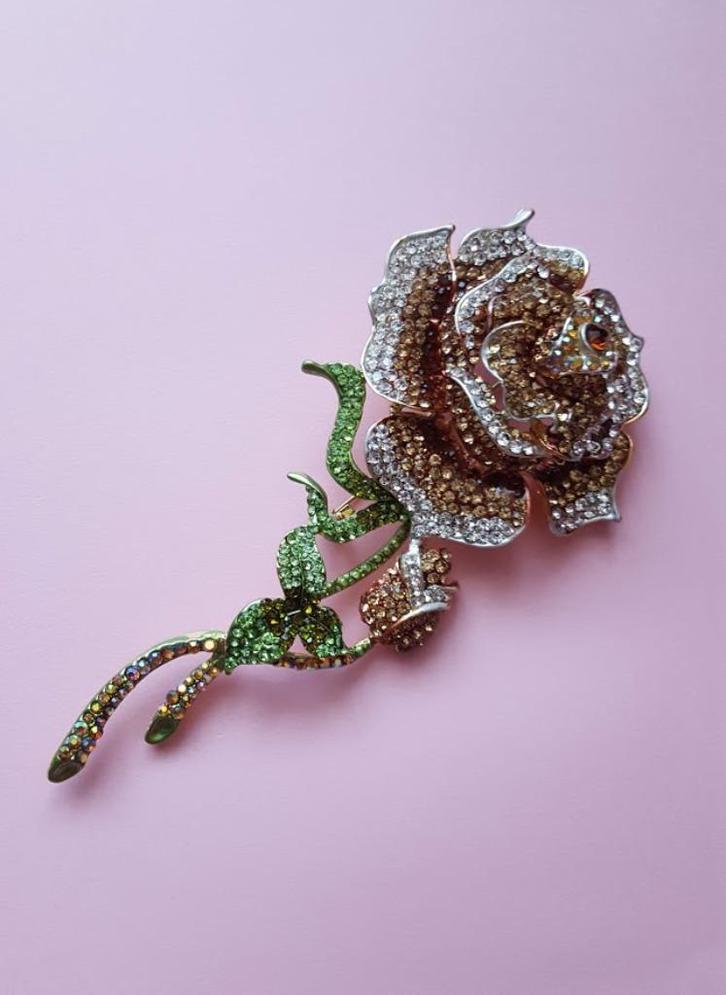 Goudkleurige bruine broche roos met Swarovoski elementen, Sieraden, Tassen en Uiterlijk, Broches, Nieuw, Overige materialen, Goud