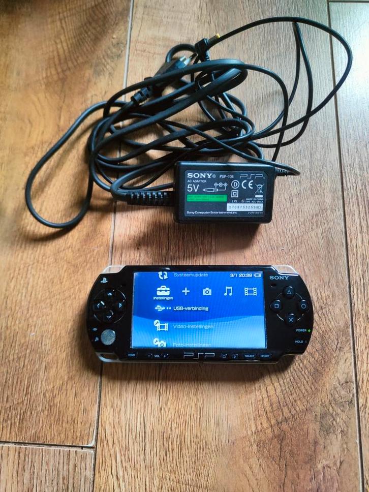 Schadevrij PSP black 2004 met orginele oplader + memory, Spelcomputers en Games, Spelcomputers | Sony PSP, Zo goed als nieuw, Ophalen of Verzenden