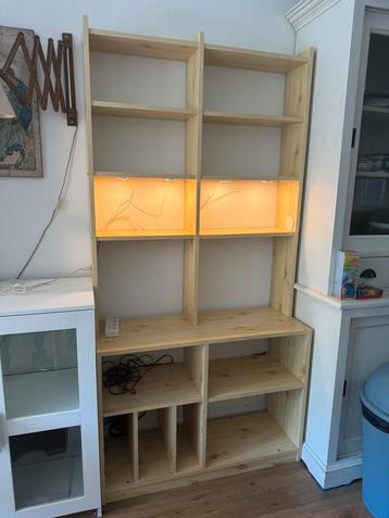 Boekenkast houtkleurig met 4 spotjes