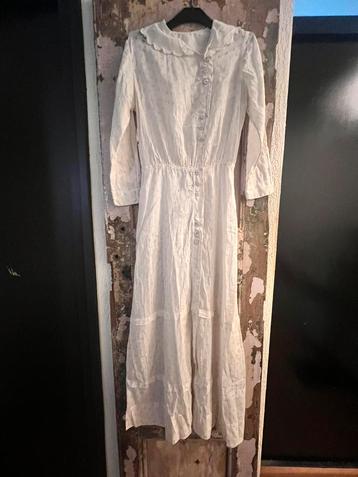 Lange sleetse jurk vooe paspop of hanger aan de kast beschikbaar voor biedingen