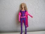 barbie met roze glitterjas enpaars lijf enknikbenen roze lok, Ophalen of Verzenden, Zo goed als nieuw, Barbie
