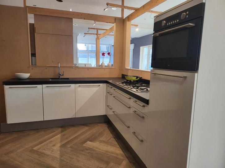 Nette witte hoogglans keuken met granieten blad, Huis en Inrichting, Keuken | Complete keukens, Gebruikt, Hoekkeuken, Wit, Graniet of Steen