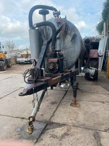 Mesttank . Claas Duiner.Schijven maaier beschikbaar voor biedingen