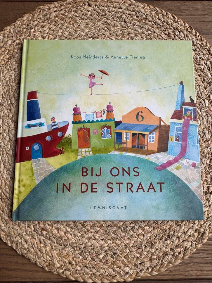 Koos Meinderts - Bij ons in de straat, Boeken, Prentenboeken en Plaatjesalbums, Nieuw, Prentenboek, Ophalen of Verzenden