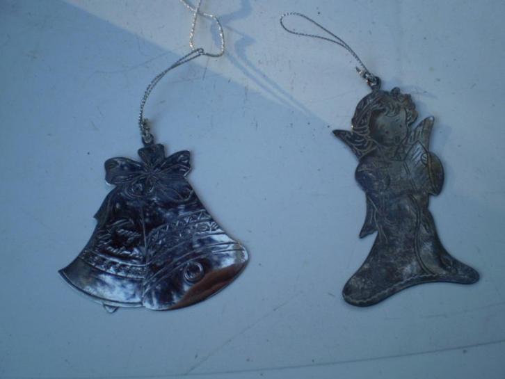 Twee antieke kerstboomhangers: engel en klok., Diversen, Kerst, Gebruikt, Verzenden