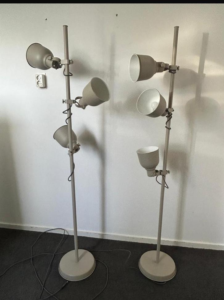 HEKTAR 2 Staande Lamp 3 Spots - Beige, Huis en Inrichting, Lampen | Vloerlampen, Zo goed als nieuw, 150 tot 200 cm, Metaal, Ophalen