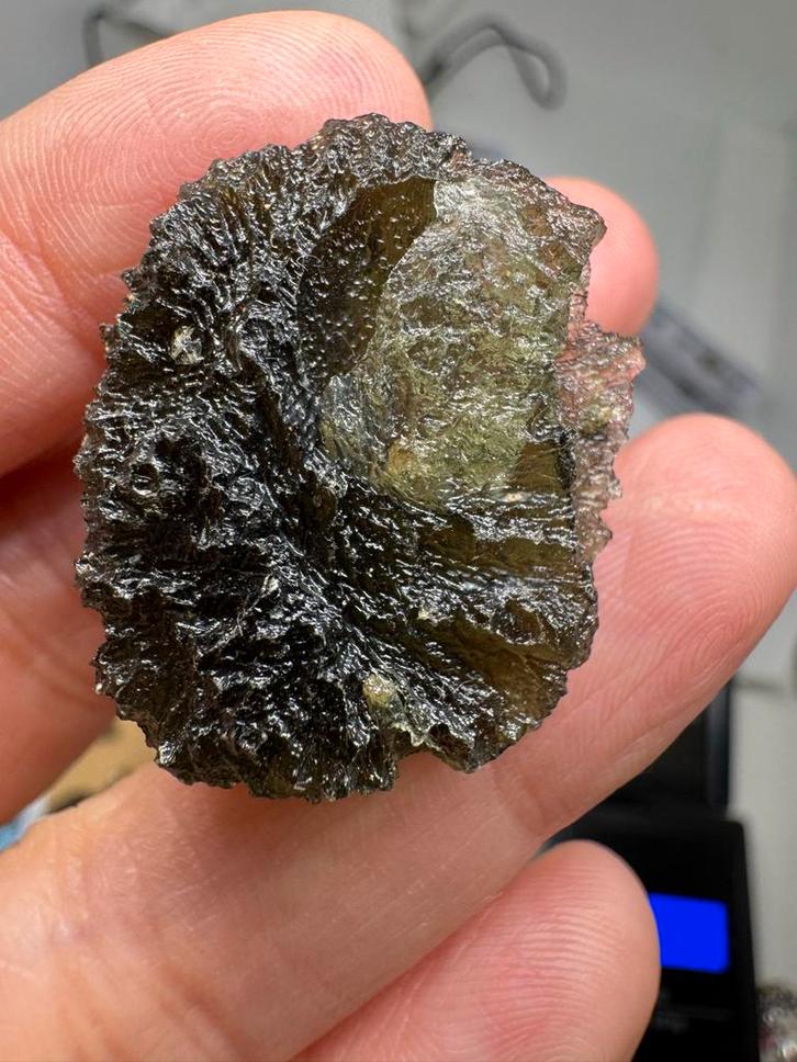 Moldaviet Nesmen Les 7.63g met open bubbel, Verzamelen, Mineralen en Fossielen, Mineraal, Ophalen of Verzenden