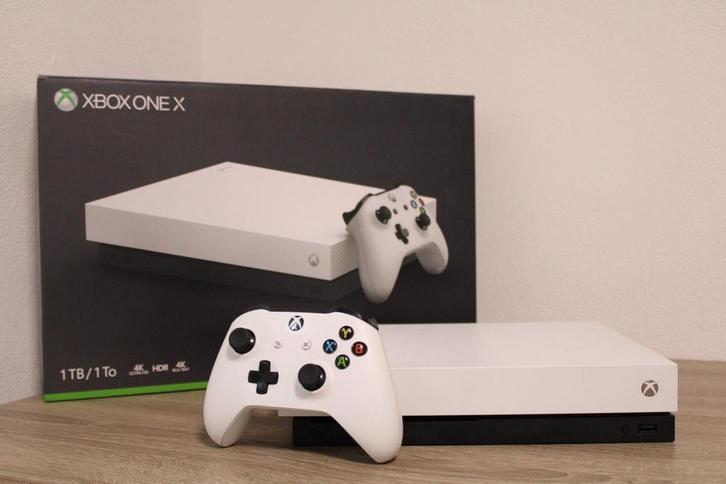 Xbox One X 1Tb 8K + 1 Controller en 8 Spellen, Spelcomputers en Games, Spelcomputers | Xbox One, Zo goed als nieuw, Xbox One X