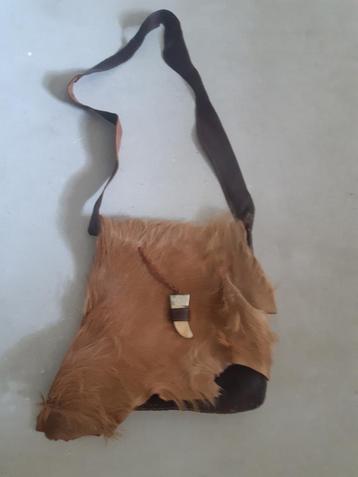 Leren tas met bont. beschikbaar voor biedingen