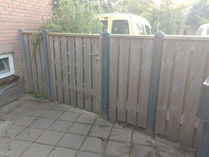 Schutting met betonpalen en deur, Tuin en Terras, Schuttingen, Gebruikt, Hout, 1 tot 2 meter, Minder dan 3 meter, Ophalen