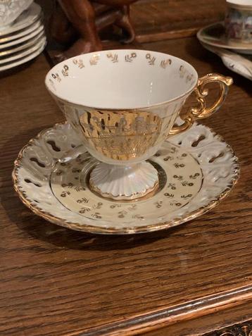 Antiek theekopje met schotel beschikbaar voor biedingen