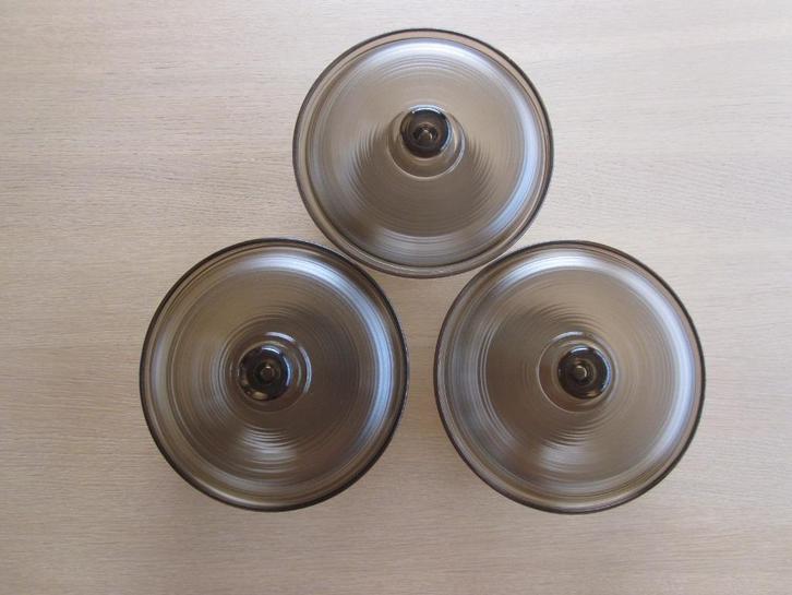 Vintage Arcopal 3 rookglazen serveerschaal met deksel D21cm, Huis en Inrichting, Keuken | Servies, Zo goed als nieuw, Schaal of Schalen