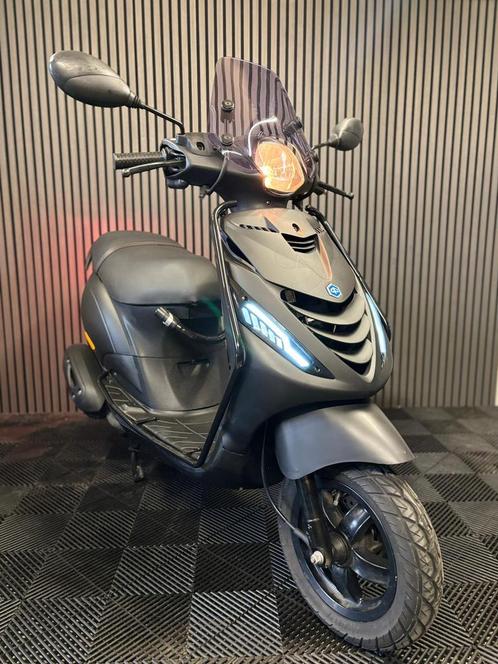 PIAGGIO ZIP 4T 3V 2022 BROM MAT ZWART FULL OPTION, Fietsen en Brommers, Scooters | Piaggio, Zo goed als nieuw, Zip, Maximaal 45 km/u