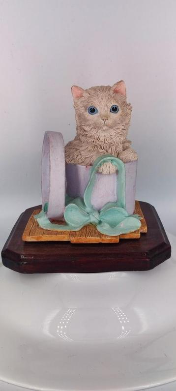 Lief Katje in Mand - Porseleinen Beeldje beschikbaar voor biedingen