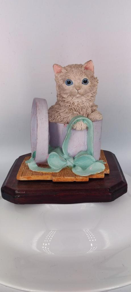 Lief Katje in Mand - Porseleinen Beeldje, Antiek en Kunst, Kunst | Beelden en Houtsnijwerken, Ophalen of Verzenden