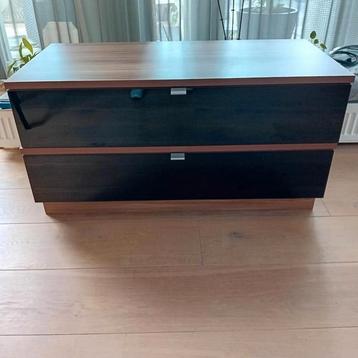 Mooie tv kast (bestaat uit 2 kastjes) beschikbaar voor biedingen