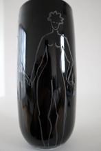Leerdam vaas gesigneerd met FW, zwart met geëtste figuren, Antiek en Kunst, Ophalen of Verzenden