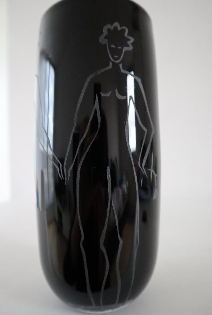 Leerdam vaas gesigneerd met FW, zwart met geëtste figuren, Antiek en Kunst, Antiek | Vazen, Ophalen of Verzenden