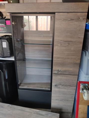 Stoere vitrinekast met spotjes en bijpassende salontafel beschikbaar voor biedingen