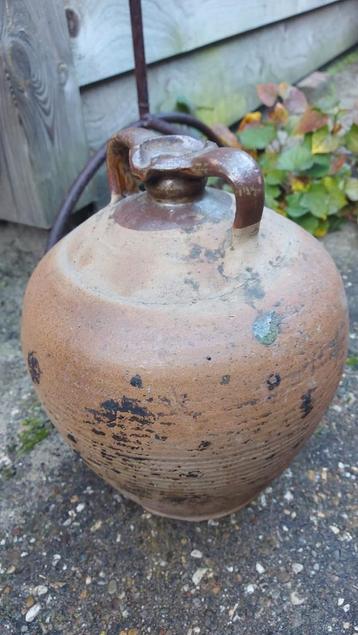 Prachtige oude aardewerken kruik met handvat beschikbaar voor biedingen