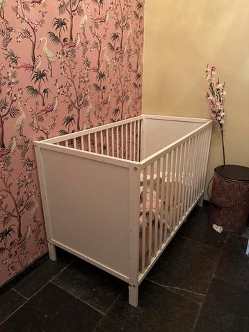 Baby kamer Ledikant, Commode, kast beschikbaar voor biedingen