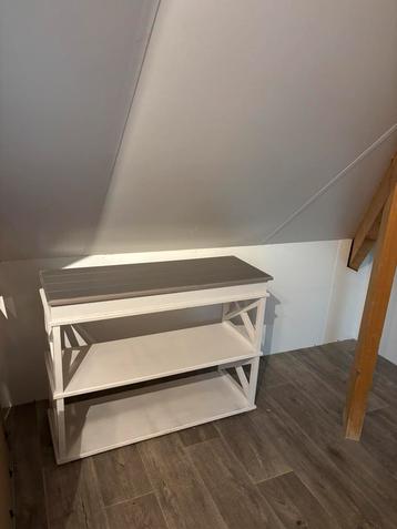Sidetable met geheime opbergklep