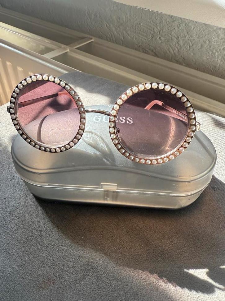 Guess Zonnebril - Stijlvol en Trendy!, Sieraden, Tassen en Uiterlijk, Zonnebrillen en Brillen | Dames, Zo goed als nieuw, Zonnebril
