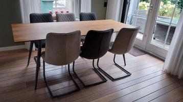 Eetkamertafel met stoelen beschikbaar voor biedingen