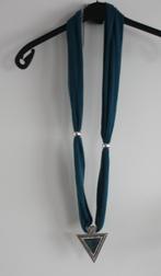 petrol kleur sjaal met hanger, Ophalen of Verzenden, Gedragen, Maat 46/48 (XL) of groter, Sjaal