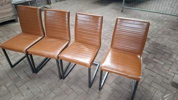 4 stoelen met gebruikssporen beschikbaar voor biedingen